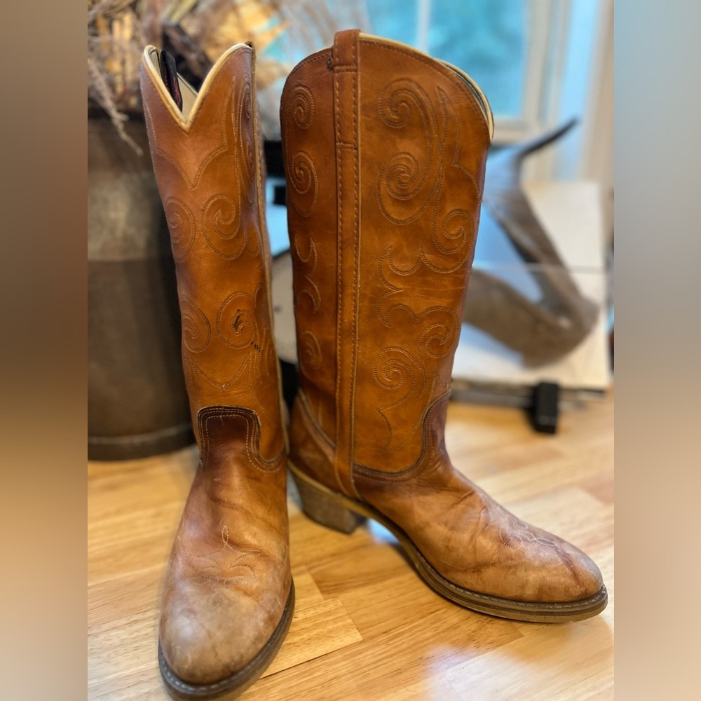 Vintage Dingo women’s stitched cowboy boots